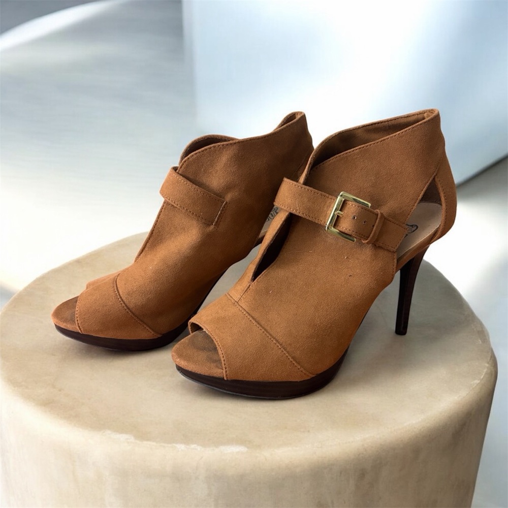Brash Tan Open-Toe Heels with Buckle